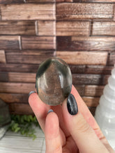 Load image into Gallery viewer, Garden Quartz Palm Stone