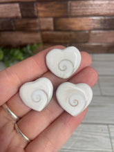Load image into Gallery viewer, Shiva Eye Shell Heart