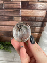 Load image into Gallery viewer, Garden Quartz Palm Stone