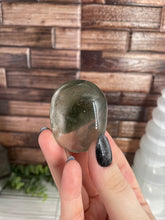 Load image into Gallery viewer, Garden Quartz Palm Stone