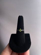Load image into Gallery viewer, Peridot SZ 7 Sterling Silver Ring