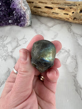 Load image into Gallery viewer, Labradorite Skull