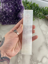 Load image into Gallery viewer, Selenite Chakra Flat Stick