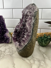 Load image into Gallery viewer, Amethyst Geode