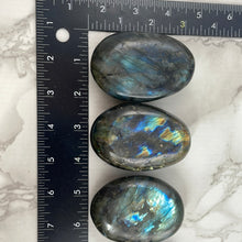 Load image into Gallery viewer, Labradorite Palm Stone