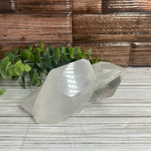Load image into Gallery viewer, Clear Quartz Point