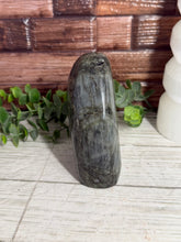 Load image into Gallery viewer, Labradorite Freeform