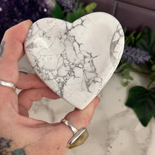 Load image into Gallery viewer, Howlite Heart Bowl