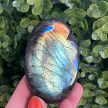 Load image into Gallery viewer, Labradorite Palm Stone